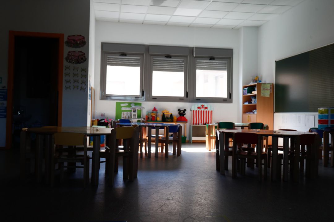 Sillas y mesas de un aula en el interior de un colegio Sillas y mesas de un aula en el interior de un colegio