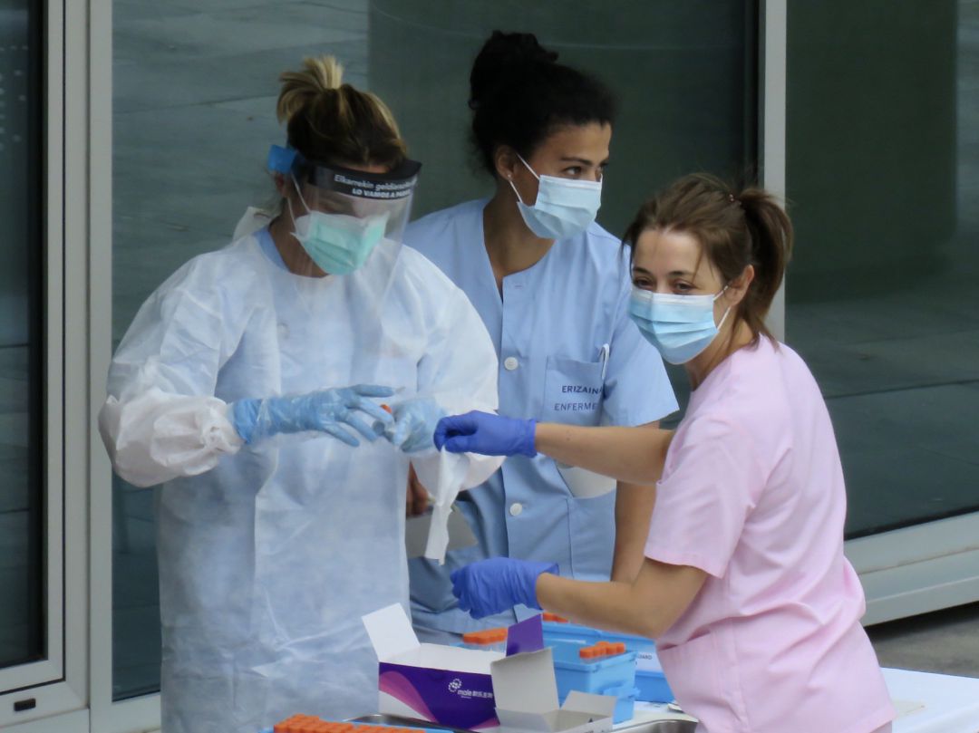 Tres sanitarias realizan test PCR. Tres sanitarias realizan test PCR.