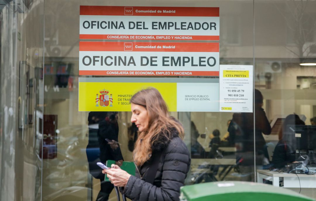 Una mujer camina por delante de una oficina de empleo en la Comunidad de Madrid el pasado mes de febrero. Una mujer camina por delante de una oficina de empleo en la Comunidad de Madrid el pasado mes de febrero.