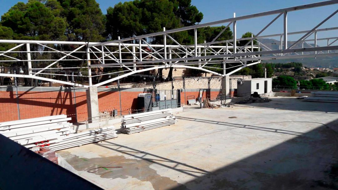 Las obras de la cubierta de la pista exterior empiezan a tomar forma Las obras de la cubierta de la pista exterior empiezan a tomar forma