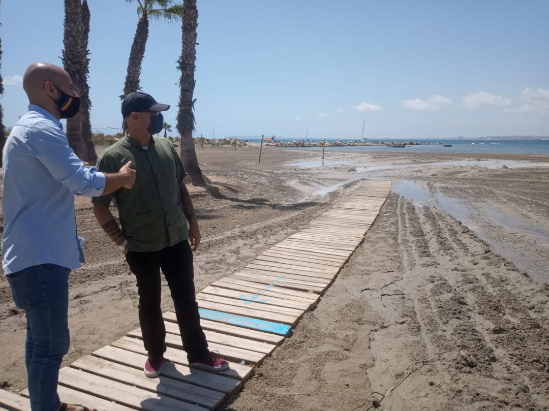 El diputado Guijarro durante su visita a la playa de la Almadraba El diputado Guijarro durante su visita a la playa de la Almadraba
