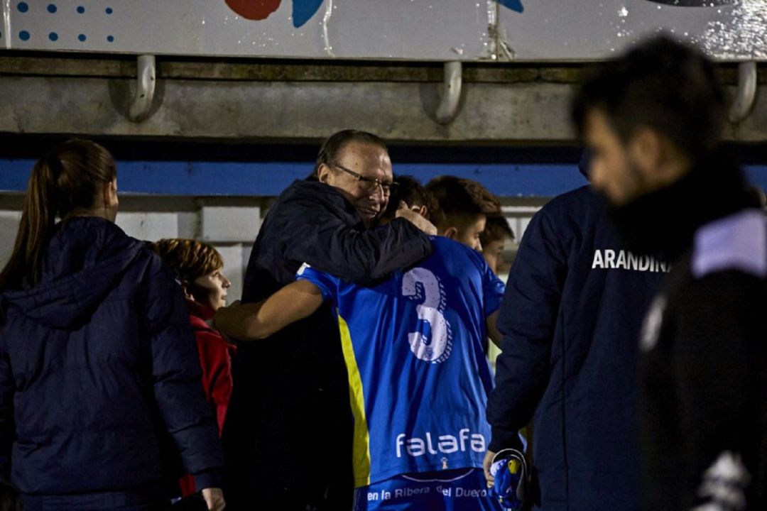 El presidente de la Arandina, Pedro García, se abraza a uno de los jugadores en El Montecillo. El presidente de la Arandina, Pedro García, se abraza a uno de los jugadores en El Montecillo.