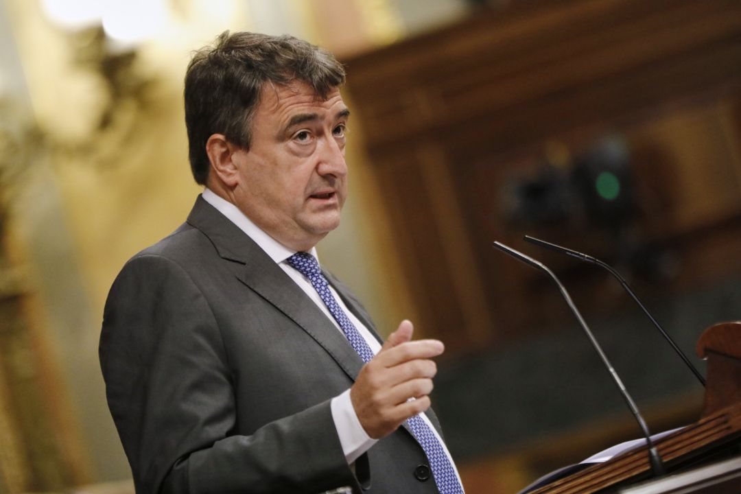 El portavoz del PNV en el Congreso de los Diputados, Aitor Esteban, interviene durante una sesión plenaria en el Congreso de los Diputados. El portavoz del PNV en el Congreso de los Diputados, Aitor Esteban, interviene durante una sesión plenaria en el Congreso de los Diputados.
