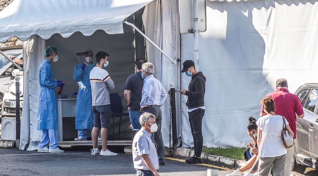 El Departamento de Salud del Gobierno Vasco ha comenzado este martes a realizar las pruebas PCR en el hospital de Basurto de Bilbao a los clientes de la discoteca Fever, ubicada en la capital vizcaína, que asistieron al local entre los días 24 y 26 de julio, tras detectar seis casos positivos por Covid-19. El Departamento de Salud del Gobierno Vasco ha comenzado este martes a realizar las pruebas PCR en el hospital de Basurto de Bilbao a los clientes de la discoteca Fever, ubicada en la capital vizcaína, que asistieron al local entre los días 24 y 26 de julio, tras detectar seis casos positivos por Covid-19.