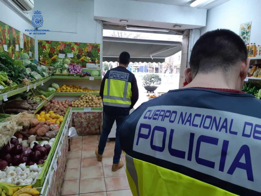 las víctimas, todas ellas hombres de nacionalidad pakistaní, pagaban a la organización de 8.000 a 10.000 euros por su traslado desde Pakistán a España, después eran empadronados en domicilios vizcaínos, previo pago de 3.000 euros, y eran explotados en fruterías. A los tres años, la organización les ofrecía un contrato de trabajo legal a cambio de 8.000 euros para poder solicitar la tarjeta de residencia. las víctimas, todas ellas hombres de nacionalidad pakistaní, pagaban a la organización de 8.000 a 10.000 euros por su traslado desde Pakistán a España, después eran empadronados en domicilios vizcaínos, previo pago de 3.000 euros, y eran explotados en fruterías. A los tres años, la organización les ofrecía un contrato de trabajo legal a cambio de 8.000 euros para poder solicitar la tarjeta de residencia.