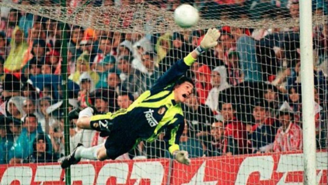 Casillas no puede detener el tiro de falta de Julen Guerrero. Encajaría su primer gol en primera división en San Mamés Casillas no puede detener el tiro de falta de Julen Guerrero. Encajaría su primer gol en primera división en San Mamés