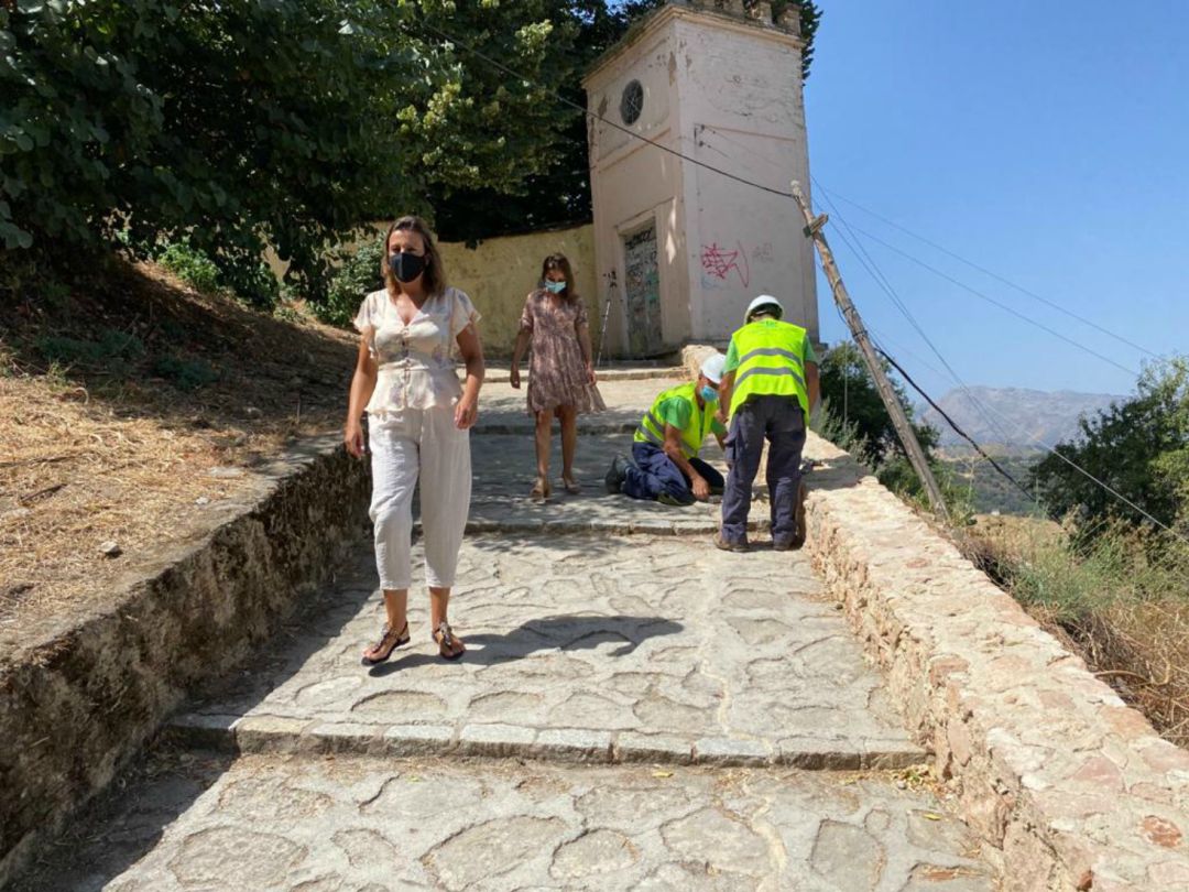 La alcaldesa Mari Paz Fernandez, visitando las obras del camino de Albacar La alcaldesa Mari Paz Fernandez, visitando las obras del camino de Albacar