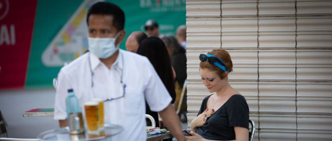 Un camarero sirve en la terraza de un bar Un camarero sirve en la terraza de un bar