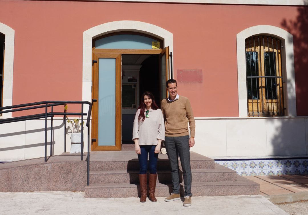La edil de Igualdad y el alcalde de Elda en la Casa Colorá, Centro Rural Mujer La edil de Igualdad y el alcalde de Elda en la Casa Colorá, Centro Rural Mujer