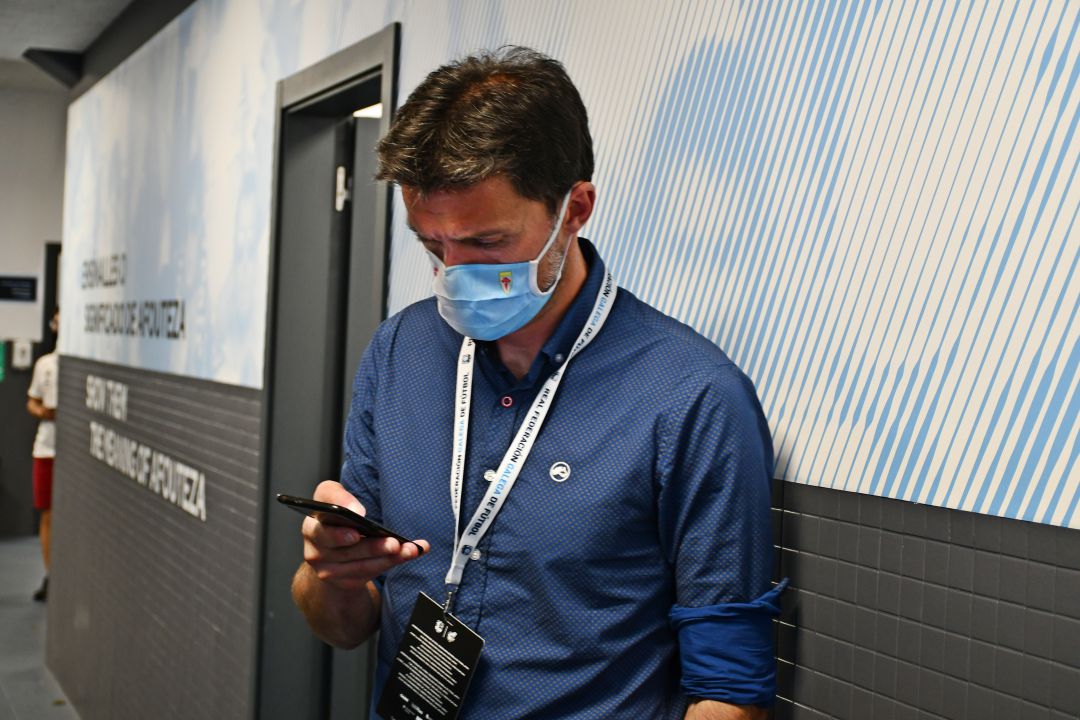 Manuel Castiñeiras consulta su teléfono móvil en los pasillos de Balaídos, después de la final del Playoff de Ascenso Manuel Castiñeiras consulta su teléfono móvil en los pasillos de Balaídos, después de la final del Playoff de Ascenso