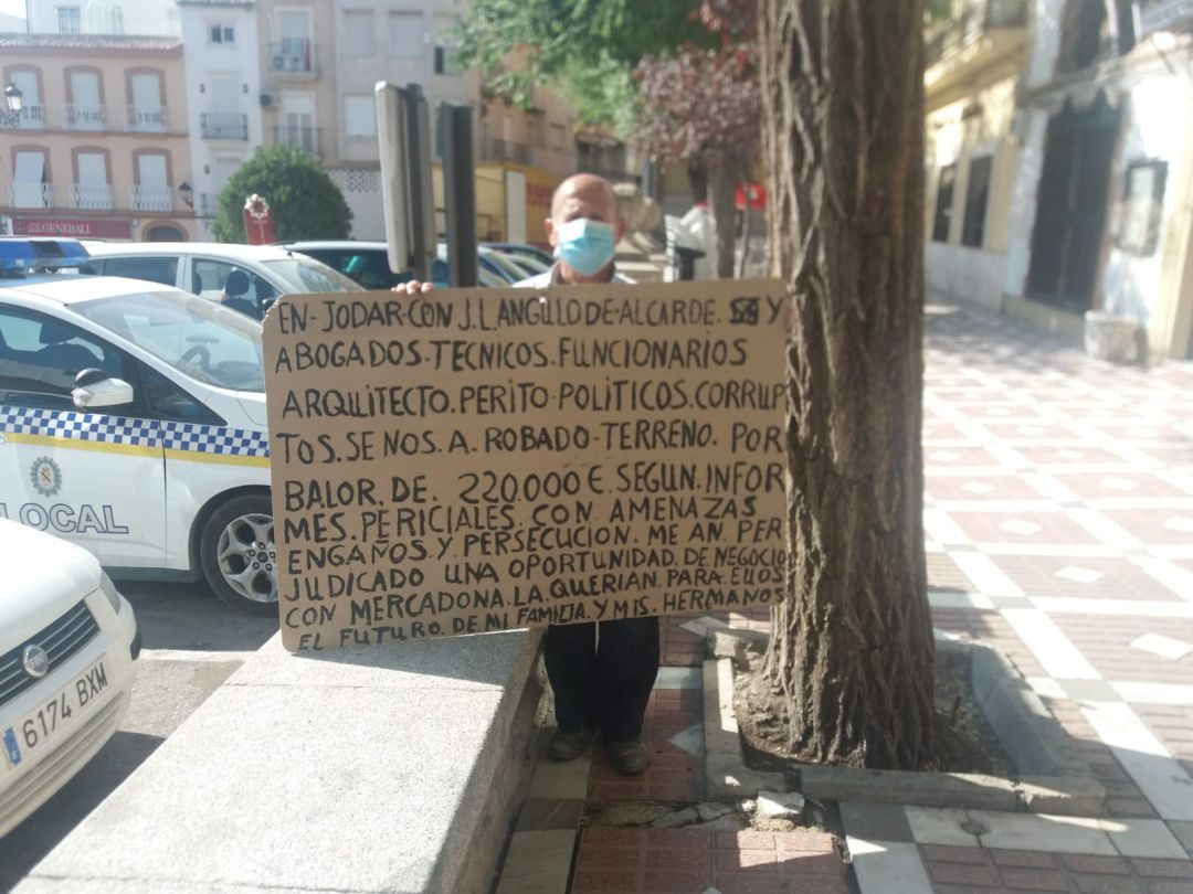 Cristóbal Alcalá nos muestra la pancarta en la puerta del Ayuntamiento Cristóbal Alcalá nos muestra la pancarta en la puerta del Ayuntamiento