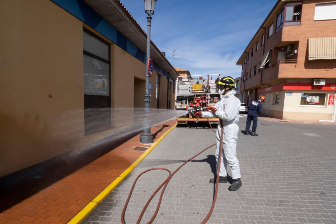 Los bomberos de la Diputación desinfectan las calles de Pedrajas de San Esteban e Íscar Los bomberos de la Diputación desinfectan las calles de Pedrajas de San Esteban e Íscar