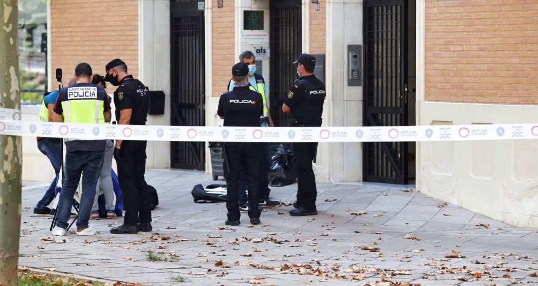 La policía reúne evidencias en el portal donde un hombre de 68 años ha muerto este martes en un edificio de Murcia en la calle Infanta Cristina a consecuencia de varias heridas de arma blanca La policía reúne evidencias en el portal donde un hombre de 68 años ha muerto este martes en un edificio de Murcia en la calle Infanta Cristina a consecuencia de varias heridas de arma blanca