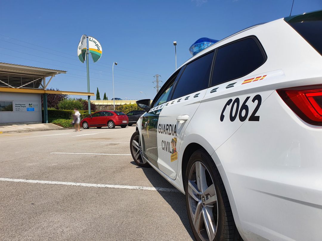 Vehículo de la Guardia Civil en el punto limpio de La Morea Vehículo de la Guardia Civil en el punto limpio de La Morea