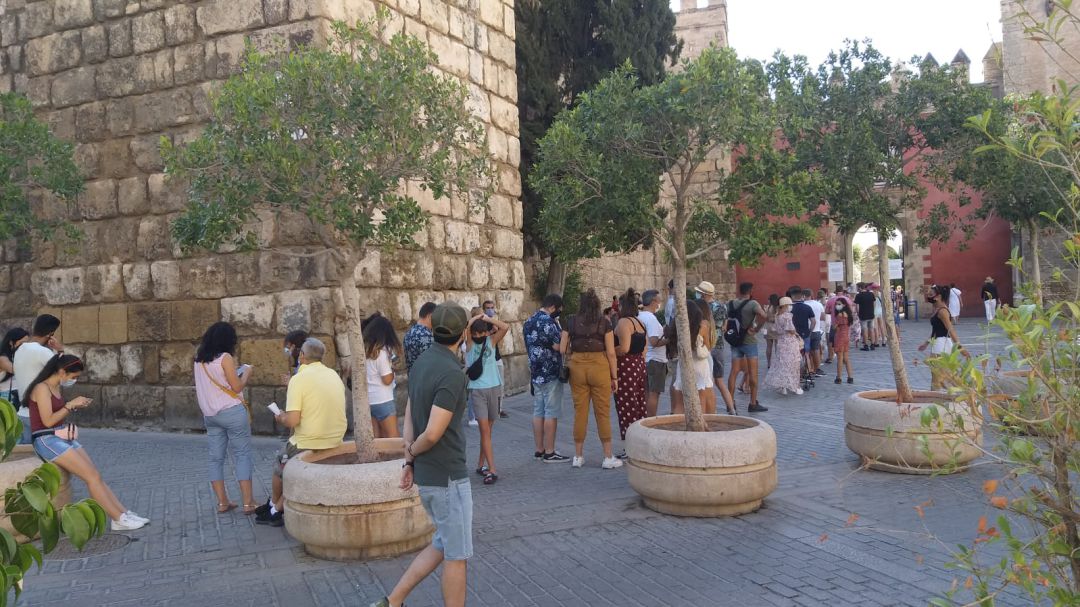 Vuelven las colas al Alcázar después del estado de alarma Vuelven las colas al Alcázar después del estado de alarma