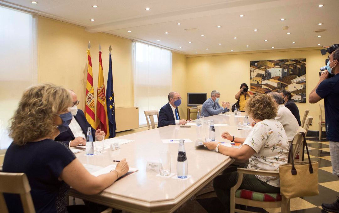 El presidente de Aragón, Javier Lambán (c) durante la reunión con coordinadoras de gestión de residencias para analizar la situación del coronavirus en estos centros El presidente de Aragón, Javier Lambán (c) durante la reunión con coordinadoras de gestión de residencias para analizar la situación del coronavirus en estos centros