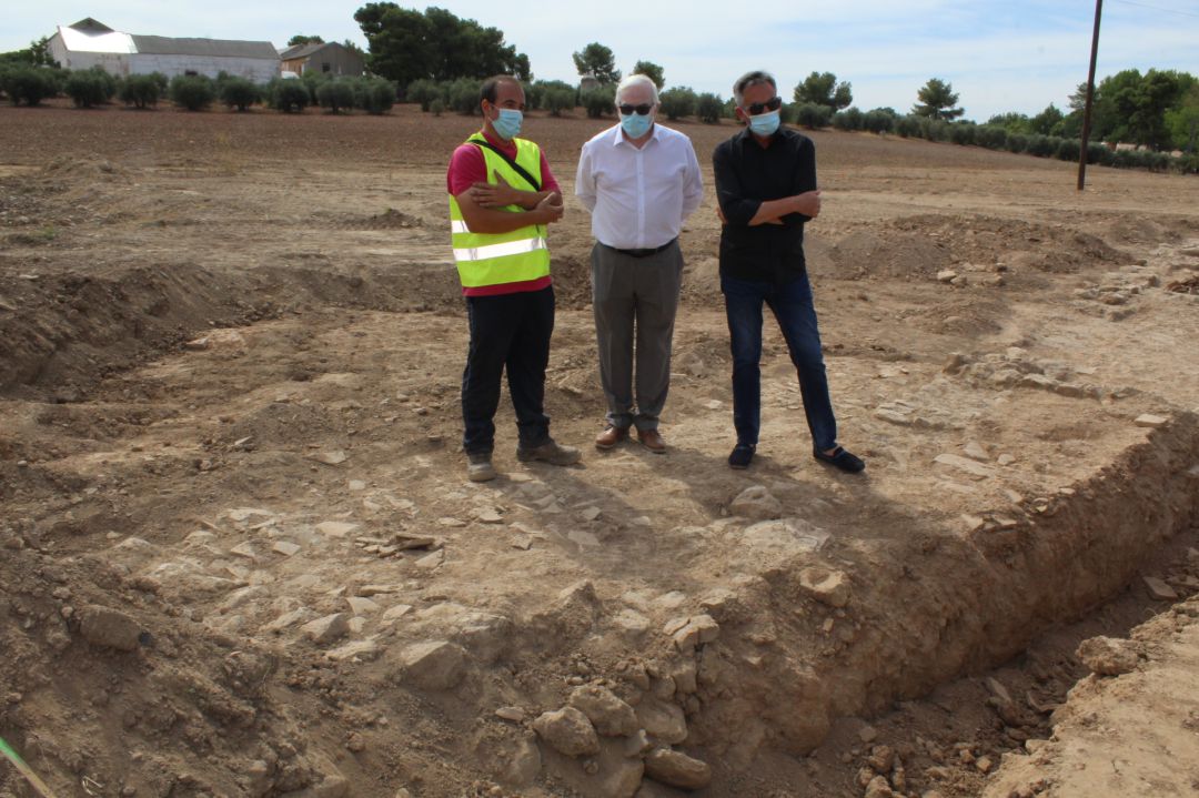 Visita a los restos encontrados por parte de Casto Sánchez, Delegado de Fomento, y Jesús Martín, alcalde de Valdepeñas Visita a los restos encontrados por parte de Casto Sánchez, Delegado de Fomento, y Jesús Martín, alcalde de Valdepeñas