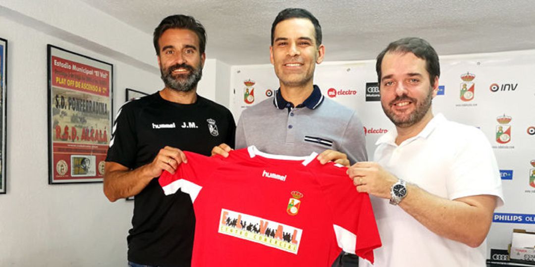 Rafa Márquez en su presentación en el estadio Municipal de El Val. Rafa Márquez en su presentación en el estadio Municipal de El Val.
