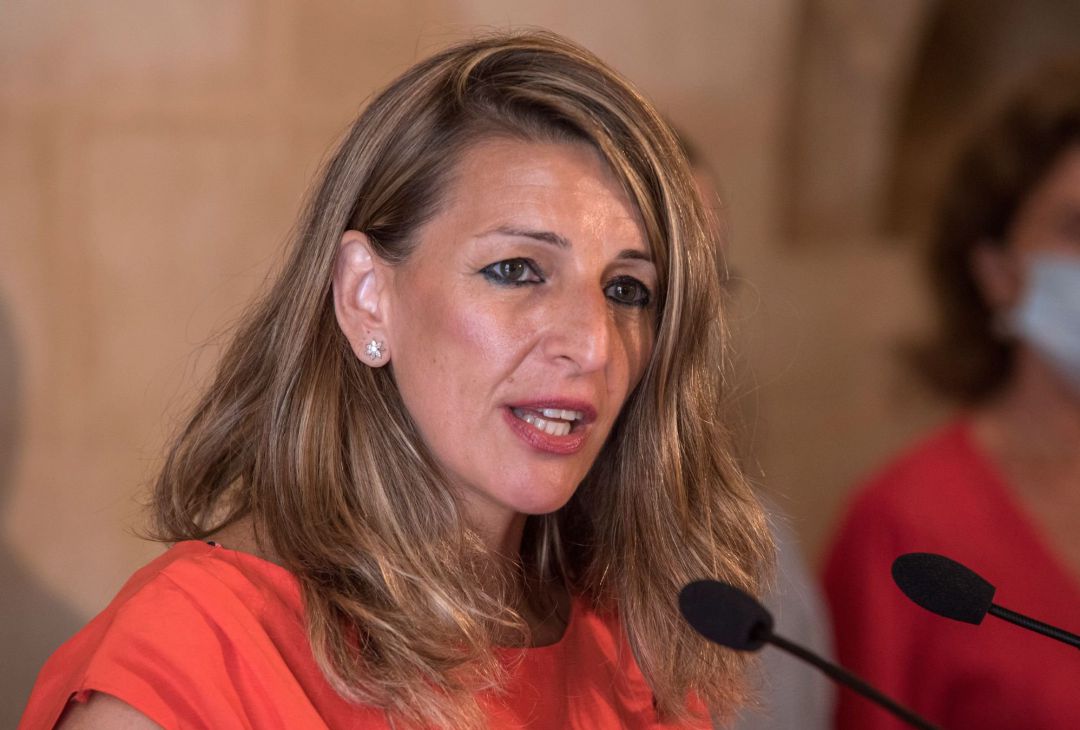 La ministra de Trabajo y Economía Social, Yolanda Díaz (d) tras un encuentro este sábado en Palma de Mallorca para participar en la Mesa de Diálogo Social. La ministra de Trabajo y Economía Social, Yolanda Díaz (d) tras un encuentro este sábado en Palma de Mallorca para participar en la Mesa de Diálogo Social.