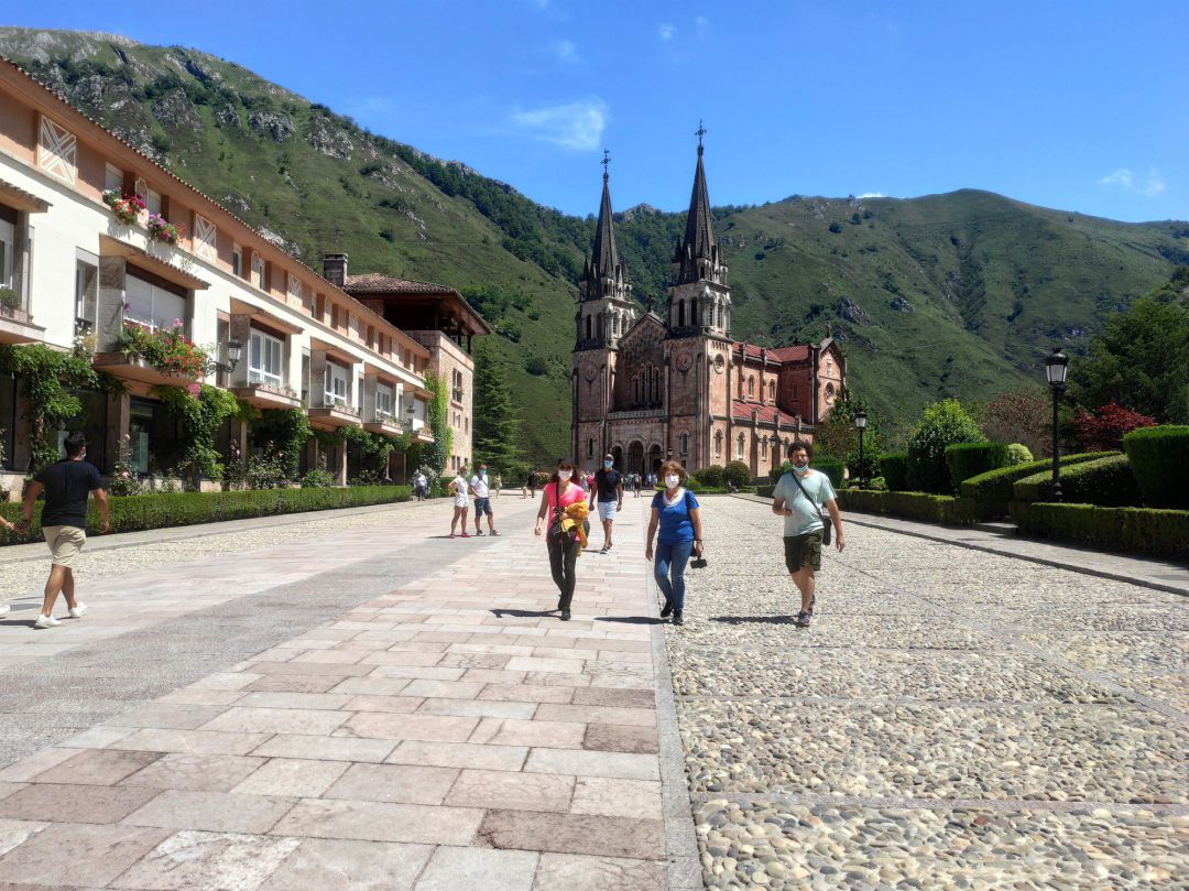 Gente paseando por la recientemente acondicionada explanada del Santuario de Covadonga con mascarillas. Gente paseando por la recientemente acondicionada explanada del Santuario de Covadonga con mascarillas.