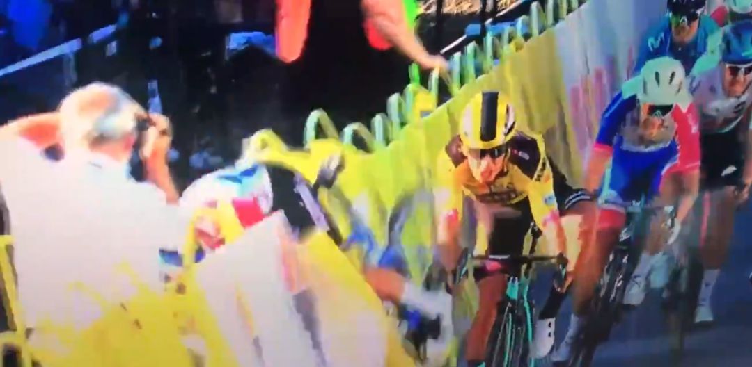 Momento de la terrible caída de La Vuelta a Polonia Momento de la terrible caída de La Vuelta a Polonia