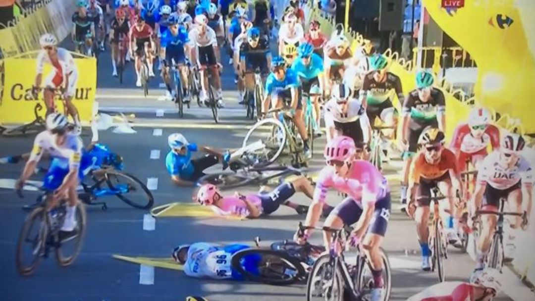 Captura del vídeo donde se aprecia la múltiple caída en el Tour de Polonia Captura del vídeo donde se aprecia la múltiple caída en el Tour de Polonia