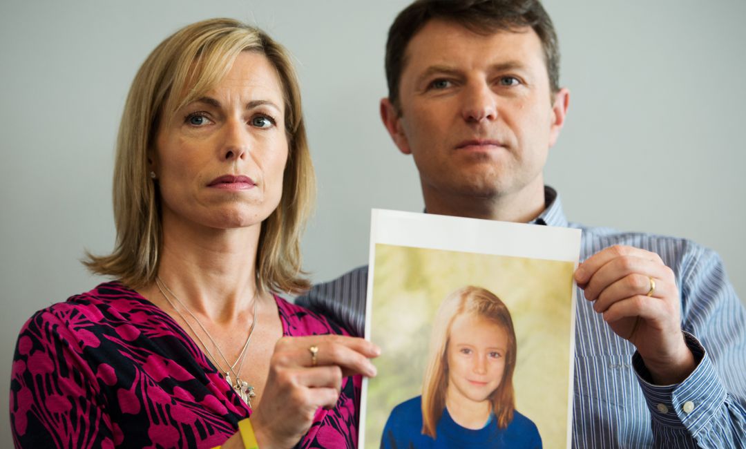 Los padres de Madeleine McCann muestran una foto de la pequeña. Los padres de Madeleine McCann muestran una foto de la pequeña.