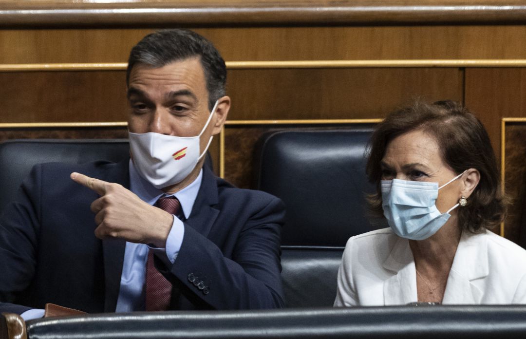 Carmen Calvo junto a Pedro Sánchez antes del inicio de una sesión plenaria en el Congreso. Carmen Calvo junto a Pedro Sánchez antes del inicio de una sesión plenaria en el Congreso.