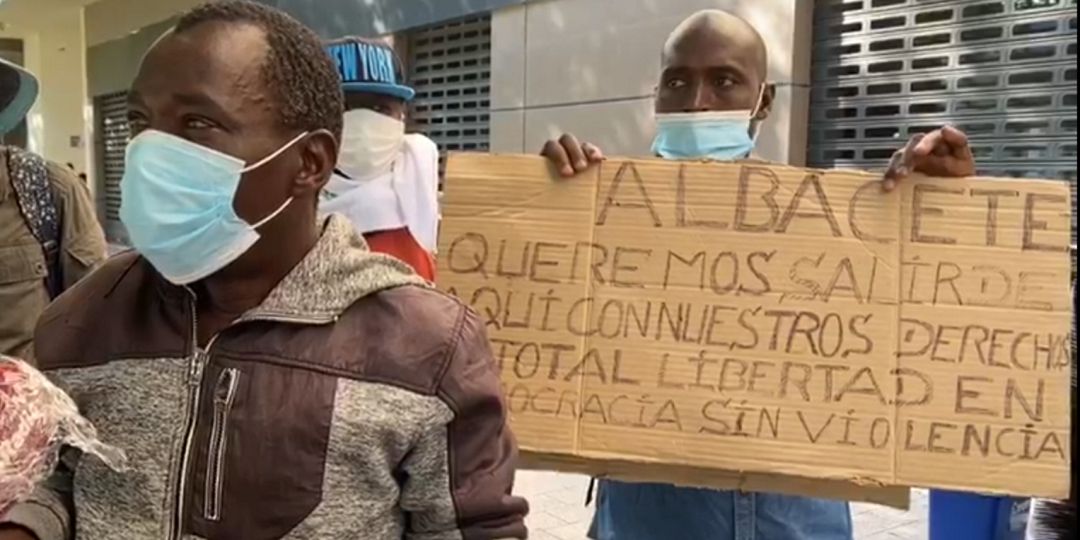 Los temporeros de la IFAB, atendiendo a los medios Los temporeros de la IFAB, atendiendo a los medios