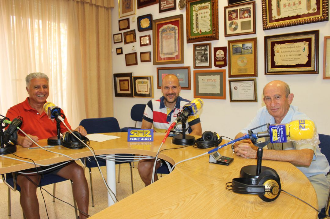 Paco Masanet, presidente de la Junta de Festes, Octavio Cerdá, concejal de Fiestas, y el veterano fester José Luis Pascual Paco Masanet, presidente de la Junta de Festes, Octavio Cerdá, concejal de Fiestas, y el veterano fester José Luis Pascual