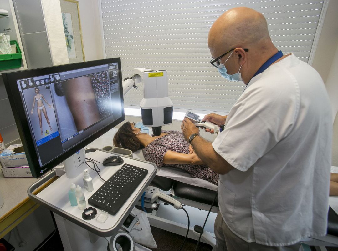 Un médico analiza un lunar en el Hospital General de Alicante Un médico analiza un lunar en el Hospital General de Alicante