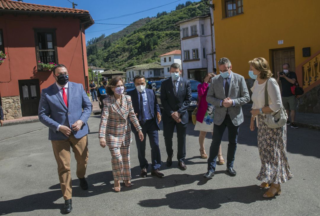 El Presidente del Principado, Adrián Barbón y la Vicepresidenta del Gobierno de España, Carmen Calvo, en su visita a Tuña, acompañados del Alcalde, José Manuel Feito, el Presidente de la Junta General, Marcelino Marcos y la Delegada del Gobierno, Delia Losa El Presidente del Principado, Adrián Barbón y la Vicepresidenta del Gobierno de España, Carmen Calvo, en su visita a Tuña, acompañados del Alcalde, José Manuel Feito, el Presidente de la Junta General, Marcelino Marcos y la Delegada del Gobierno, Delia Losa