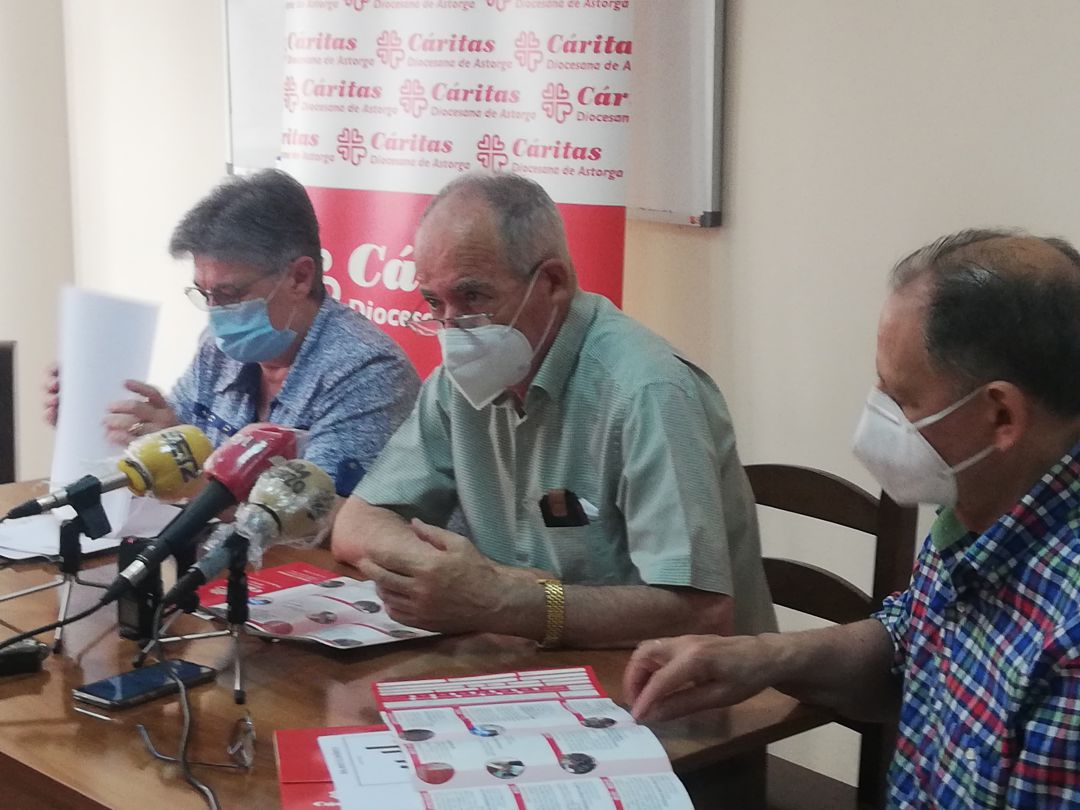 El responsable de Cáritas, José Antonio Prada, en el centro, junto a otros miembros de la organización El responsable de Cáritas, José Antonio Prada, en el centro, junto a otros miembros de la organización