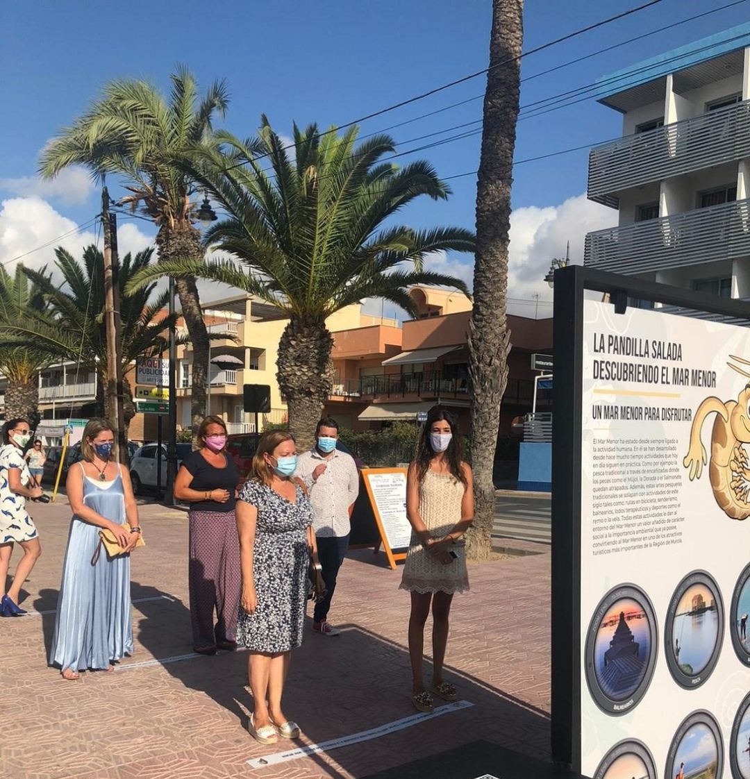 La directora general del Mar Menor, Miriam Pérez, junto a los representantes de los municipios ribereños, durante la presentación de la exposición 'La pandilla salada, descubriendo el Mar Menor'. La directora general del Mar Menor, Miriam Pérez, junto a los representantes de los municipios ribereños, durante la presentación de la exposición 'La pandilla salada, descubriendo el Mar Menor'.
