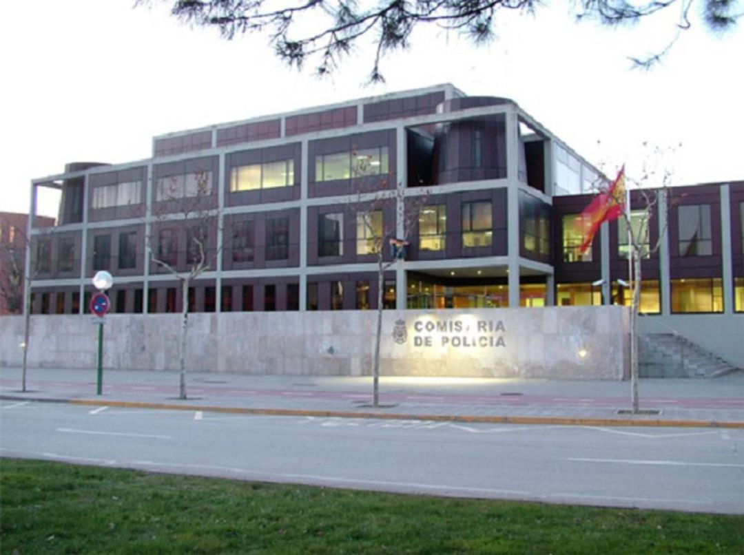 En Comisaría se produjo la tercera detención, un hombre al que se encontraron dos bolsitas de pastillas, al parecer de éxtasis En Comisaría se produjo la tercera detención, un hombre al que se encontraron dos bolsitas de pastillas, al parecer de éxtasis
