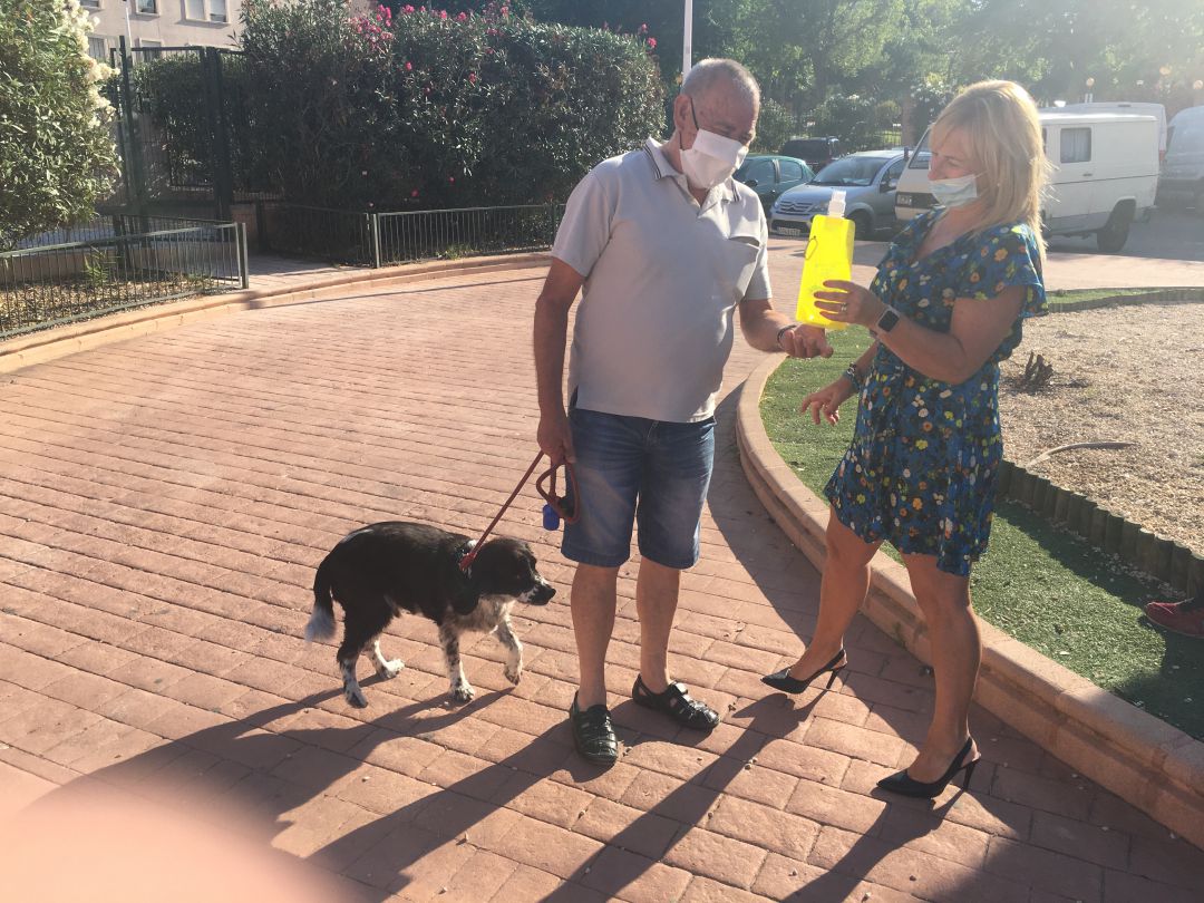La edil de Salud de Petrer presenta la campaña contra el orín de los animales de compañía La edil de Salud de Petrer presenta la campaña contra el orín de los animales de compañía