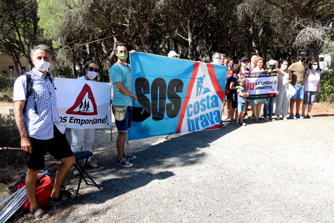 SOS Costa Brava vol que la meitat de la taxa turística es faci servir per comprar terrenys de primera línia de mar que estan amenaçats per l'especulació urbanística. SOS Costa Brava vol que la meitat de la taxa turística es faci servir per comprar terrenys de primera línia de mar que estan amenaçats per l'especulació urbanística.