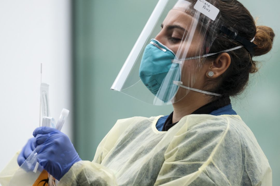 Una profesional sanitaria sostiene un test de coronavirus. Una profesional sanitaria sostiene un test de coronavirus.