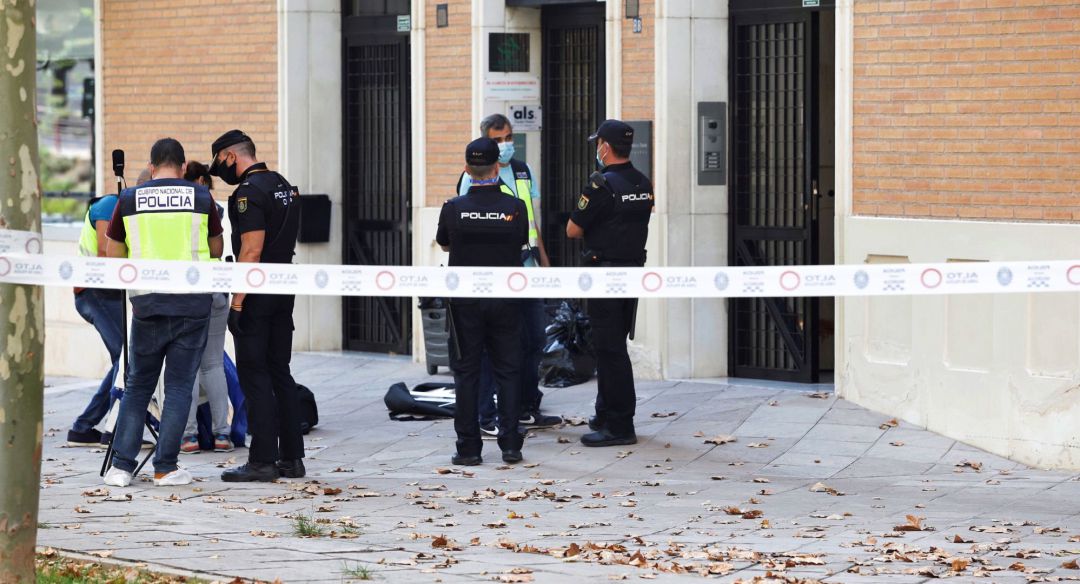 La policía reúne evidencias en el portal donde un hombre de 68 años ha muerto este martes en un edificio de Murcia en la calle Infanta Cristina a consecuencia de varias heridas de arma blanca La policía reúne evidencias en el portal donde un hombre de 68 años ha muerto este martes en un edificio de Murcia en la calle Infanta Cristina a consecuencia de varias heridas de arma blanca