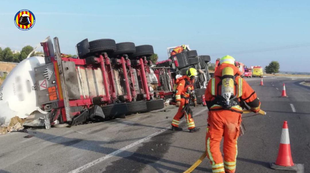 Camión cisterna volcado en la A-3 en la mañana de este miércoles, 5 de julio, donde actúan los bomberos del Consorcio Camión cisterna volcado en la A-3 en la mañana de este miércoles, 5 de julio, donde actúan los bomberos del Consorcio