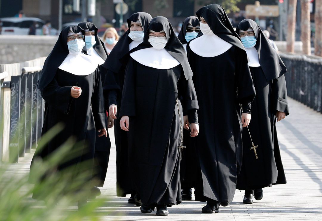 Un grupo de religiosas, protegidas con mascarillas, pasean en Vaència Un grupo de religiosas, protegidas con mascarillas, pasean en Vaència