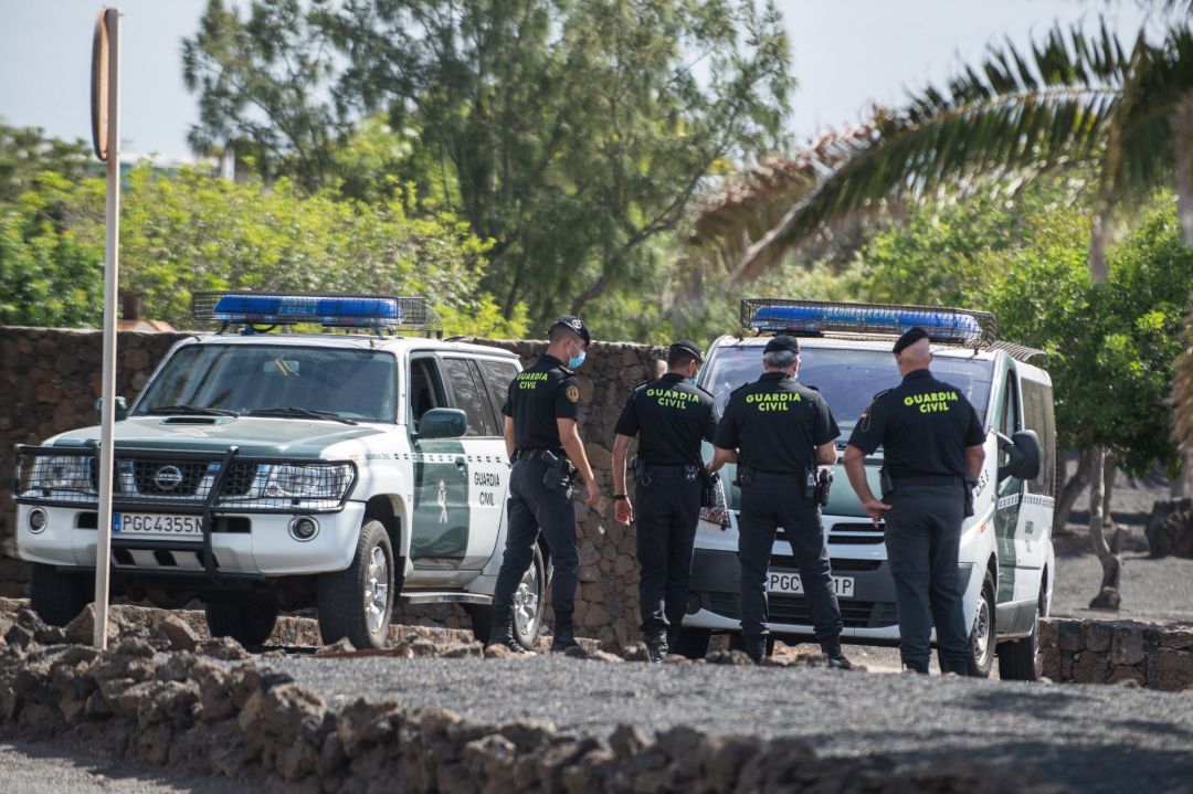Efectivos de la Guardia Civil custodian la llegada del presidente del Gobierno, Pedro Sánchez, a la residencia de La Mareta en la localidad de Costa Teguise en Lanzarote, donde va a pasar unos días de vacaciones. Efectivos de la Guardia Civil custodian la llegada del presidente del Gobierno, Pedro Sánchez, a la residencia de La Mareta en la localidad de Costa Teguise en Lanzarote, donde va a pasar unos días de vacaciones.
