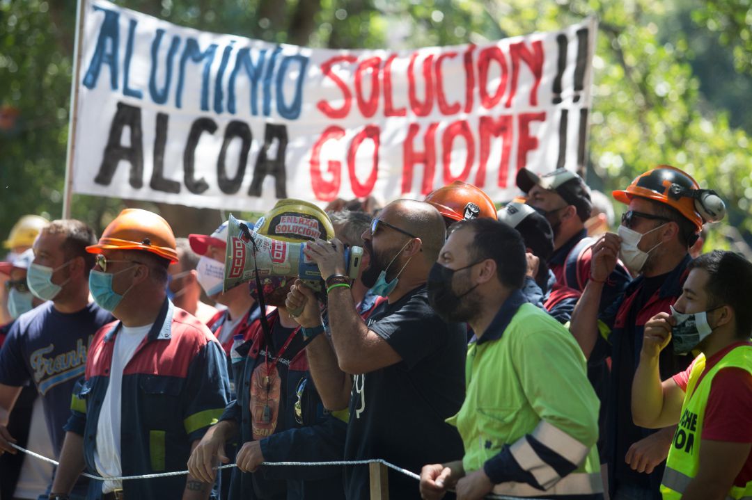Un trabajador de Alcoa habla a través de un megáfono durante una concentración en apoyo al comité de empresa de la planta de San Cibrao momentos antes de su reunión con la dirección de Alcoa España para negociar el Expediente de Regulación de Empleo (ERE). Un trabajador de Alcoa habla a través de un megáfono durante una concentración en apoyo al comité de empresa de la planta de San Cibrao momentos antes de su reunión con la dirección de Alcoa España para negociar el Expediente de Regulación de Empleo (ERE).