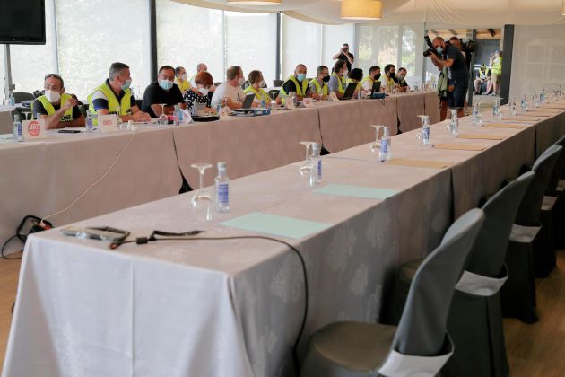 Mesa del Comité de Empresa de Alcoa al inicio de la reunión con la empresa. Mesa del Comité de Empresa de Alcoa al inicio de la reunión con la empresa.