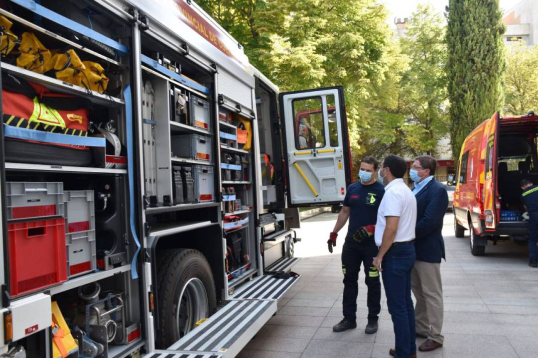 El presidente durante la presentación del nuevo vehículo de bomberos El presidente durante la presentación del nuevo vehículo de bomberos