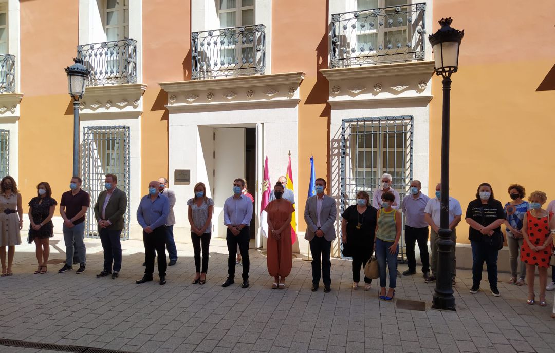 Las autoridades durante el minuto de silencio delante de la 'Casa Perona' Las autoridades durante el minuto de silencio delante de la 'Casa Perona'