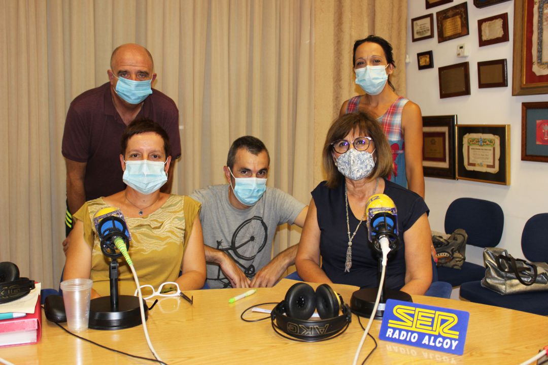 Cuatro representantes de los vecinos junto a la concejal de Urbanismo de Cocentaina, Eugenia Miguel Cuatro representantes de los vecinos junto a la concejal de Urbanismo de Cocentaina, Eugenia Miguel