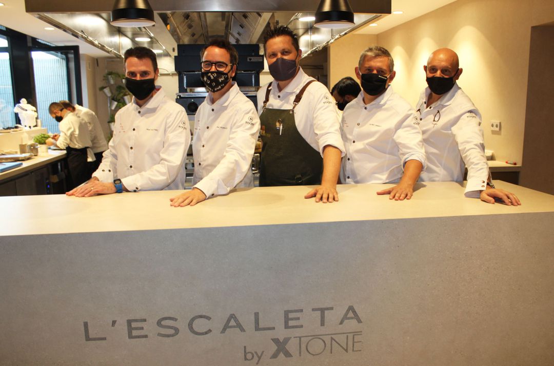 Los cuatro chefs que acompañaron en la cocina de L'Escaleta a Kiko Moya Los cuatro chefs que acompañaron en la cocina de L'Escaleta a Kiko Moya