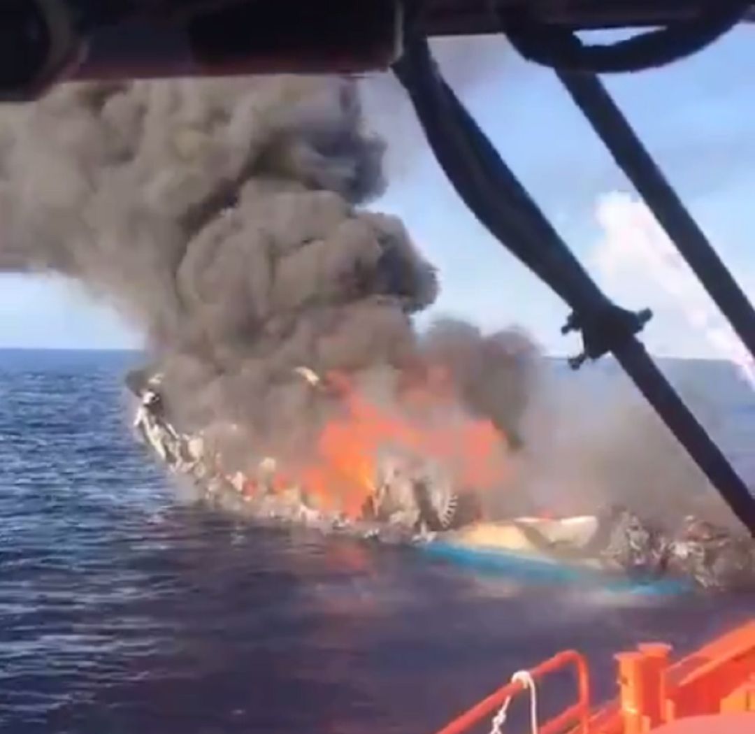 Imagen del barco incendiado Imagen del barco incendiado