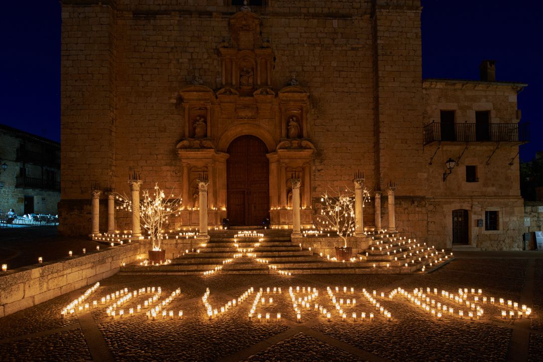 La velas han dibujado la palabra volveremos y el lazo de la solidaridad ademñas de adornar los árboles de los deseos La velas han dibujado la palabra volveremos y el lazo de la solidaridad ademñas de adornar los árboles de los deseos